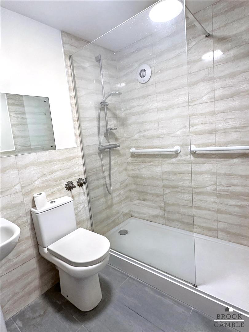 3 Bedroom Flat. St. Johns Road in Eastbourne,  17